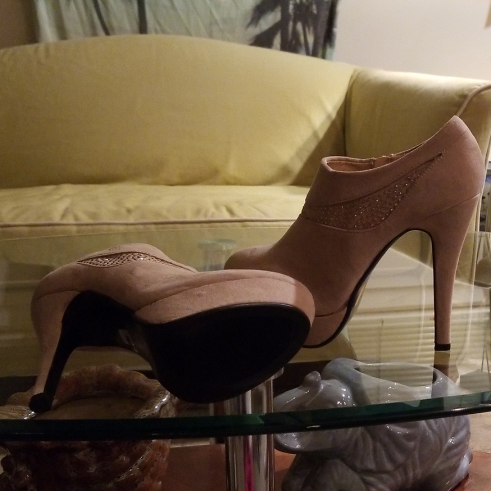 Shoes - Picture 2 of 3